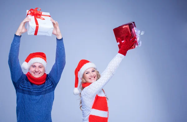 Jolies cadeaux d'exploitation de couple de Noël — Photo