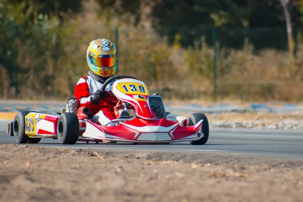 Karting - Fahrer mit Helm auf Kartbahn — Stockfoto