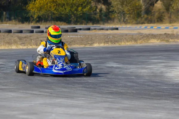 Karting - Fahrer mit Helm auf Kartbahn — Stockfoto