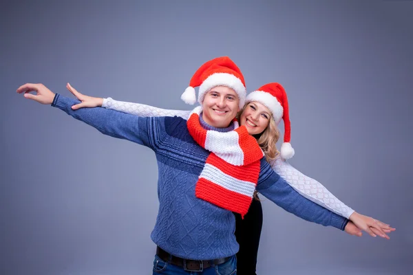 Charmant couple de Noël en chapeaux de Père Noël — Photo