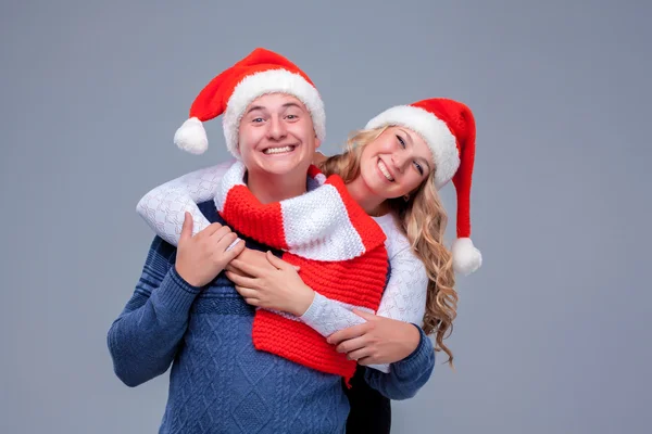 Piękna para Bożego Narodzenia w Santa Claus kapelusze — Zdjęcie stockowe