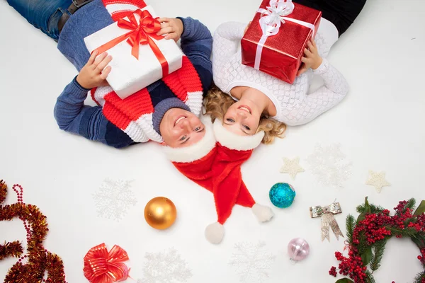 Preciosa pareja de Navidad acostada con regalos —  Fotos de Stock