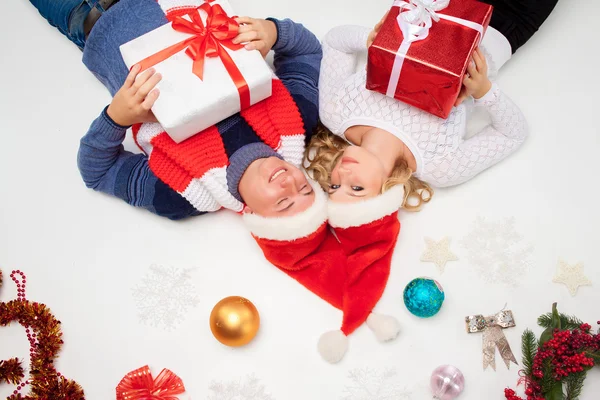 Piękna Para Bożego Narodzenia Santa Claus Kapelusze Leżąc Przedstawia Tle — Zdjęcie stockowe