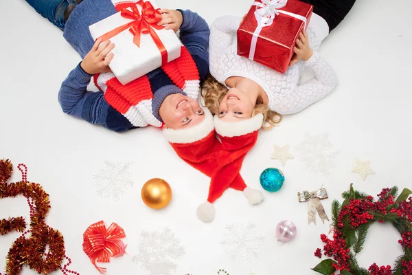 Piękna Para Bożego Narodzenia Santa Claus Kapelusze Leżąc Przedstawia Tle — Zdjęcie stockowe