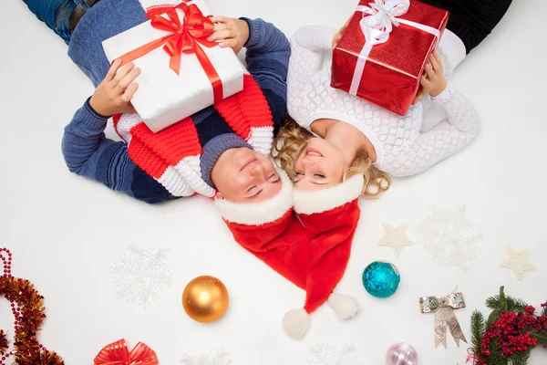 Adorável casal natal deitado com presentes — Fotografia de Stock