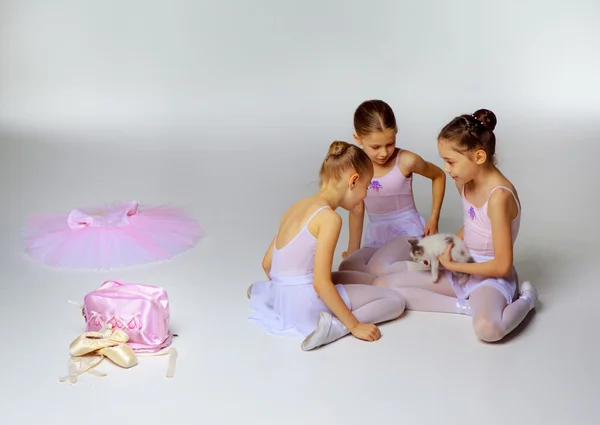 Tři malé baletky, sedí v bezpečný a představují dohromady — Stock fotografie