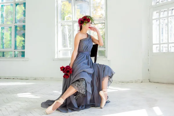 A bela bailarina sirtting em vestido cinza longo — Fotografia de Stock