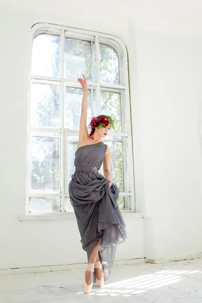 La hermosa bailarina bailando en vestido largo gris — Foto de Stock