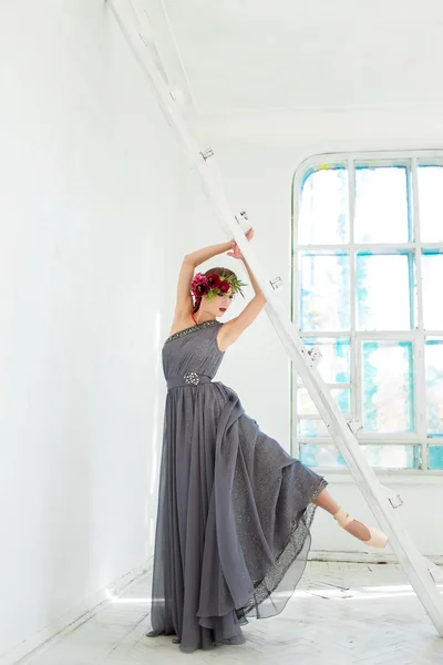 La hermosa bailarina posando en vestido largo gris —  Fotos de Stock