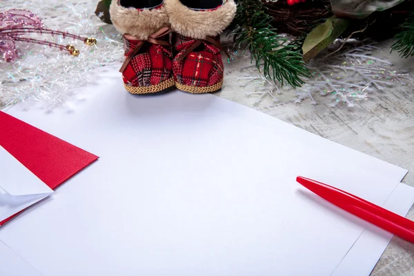 La hoja de papel en blanco en la mesa de madera con un bolígrafo —  Fotos de Stock