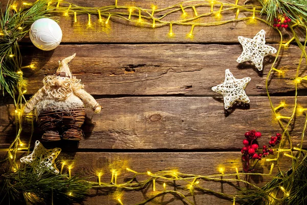 La mesa de madera con decoraciones navideñas —  Fotos de Stock