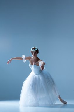 Mavi arka plan üzerinde balerin portresi