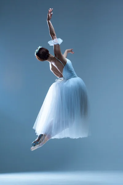 Portret baleriny na niebieskim tle — Zdjęcie stockowe