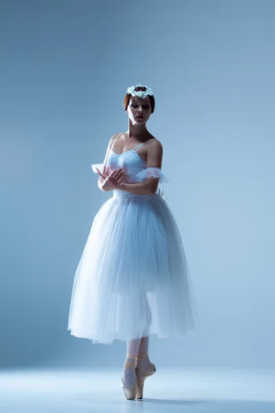 Retrato de la bailarina sobre fondo azul — Foto de Stock