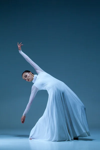 Portrait de la ballerine sur fond bleu — Photo