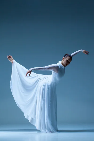 Retrato de la bailarina sobre fondo azul —  Fotos de Stock