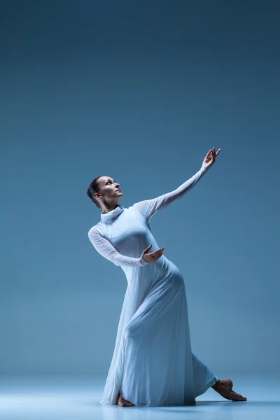 Портрет балерины на синем фоне — стоковое фото