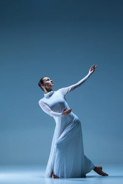 Portrait de la ballerine sur fond bleu — Photo