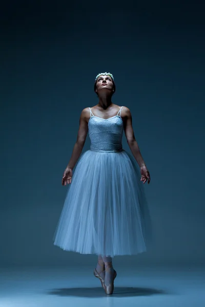 Retrato de la bailarina sobre fondo azul —  Fotos de Stock