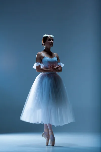 Retrato de la bailarina sobre fondo azul — Foto de Stock