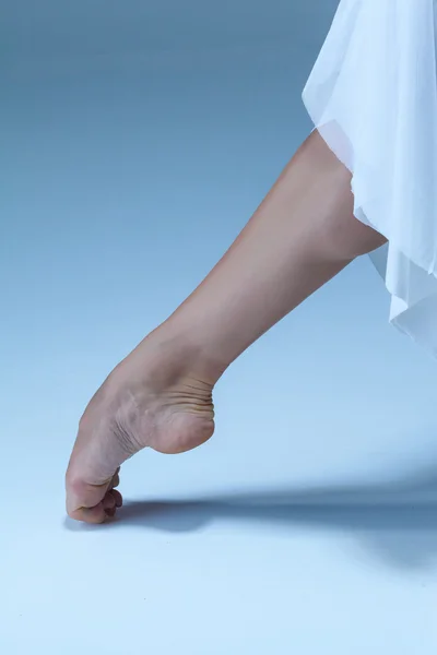 Close-up ballerinas leg on the blue floor — Stock Photo, Image