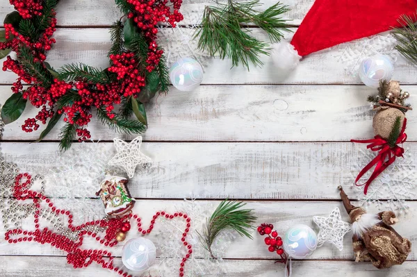 La mesa de madera con decoraciones navideñas —  Fotos de Stock