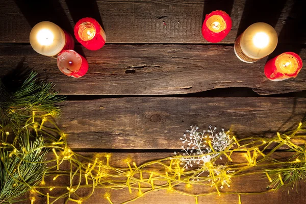 La mesa de madera con decoraciones navideñas — Foto de Stock