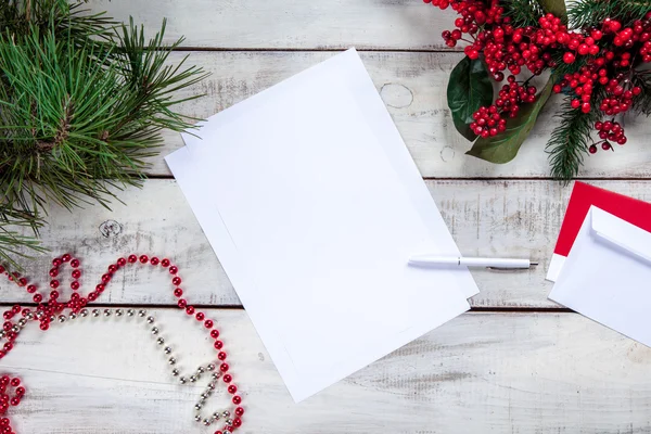 De blanco vel papier op de houten tafel met een pen — Stockfoto