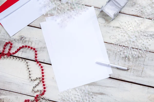 La hoja de papel en blanco en la mesa de madera con un bolígrafo — Foto de Stock