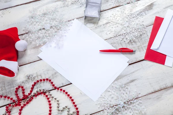De blanco vel papier op de houten tafel met een pen — Stockfoto