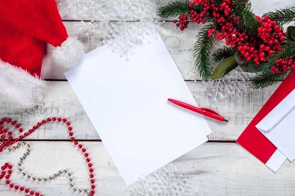 De blanco vel papier op de houten tafel met een pen — Stockfoto