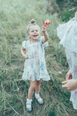 Yeşil çim zemin üzerine genç kız