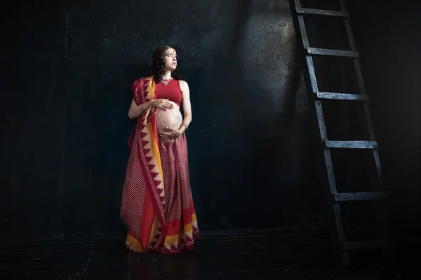 Беременная женщина с татуировкой хны — стоковое фото