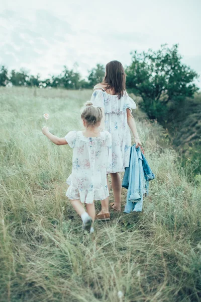 Genç anne ve kızı yeşil çim zemin üzerine — Stok fotoğraf