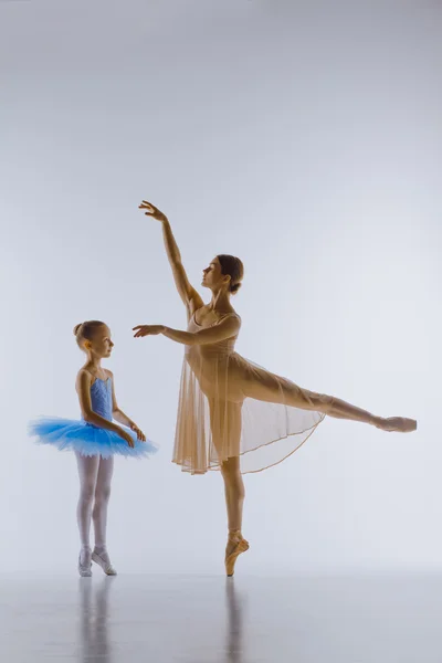 La pequeña bailarina posando con su profesora personal en el estudio de danza —  Fotos de Stock