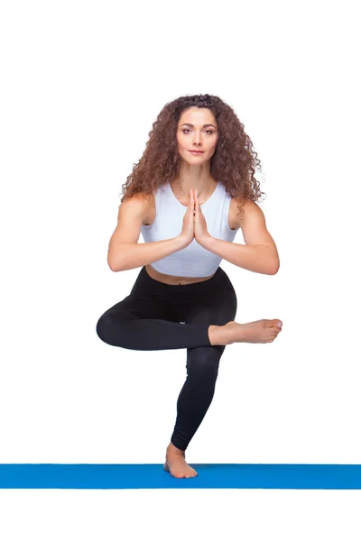 Estudio de una joven en forma haciendo ejercicios de yoga . —  Fotos de Stock