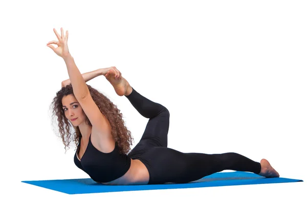 Studio ditembak seorang wanita fit muda melakukan latihan yoga . — Stok Foto