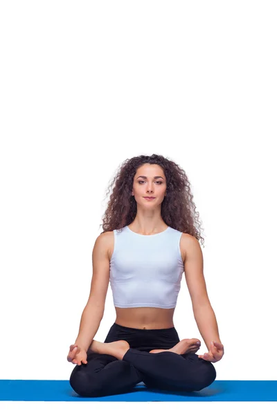 Studio shot di una giovane donna in forma che fa esercizi di yoga . — Foto Stock