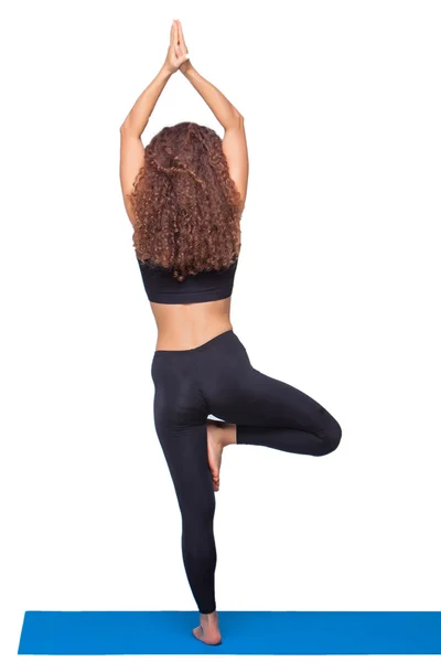 Estúdio tiro de uma jovem mulher apta a fazer exercícios de ioga . — Fotografia de Stock