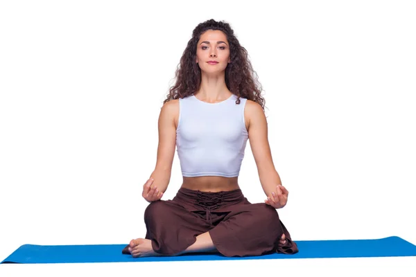 Plan studio d'une jeune femme en forme faisant des exercices de yoga . — Photo