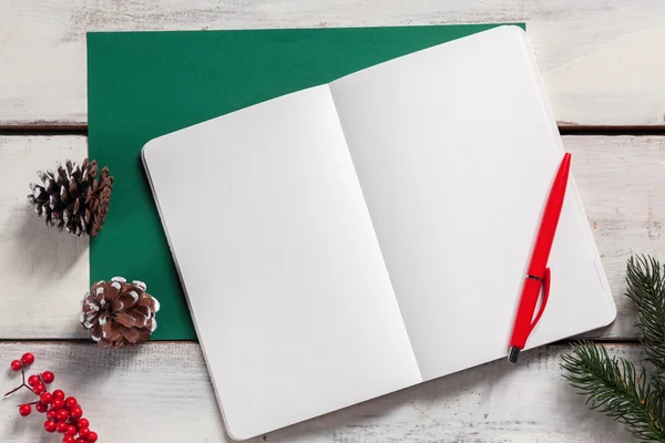 El cuaderno abierto en la mesa de madera con un bolígrafo —  Fotos de Stock