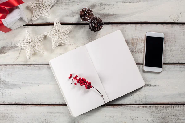 The open notebook on the wooden table with a phone — Φωτογραφία Αρχείου