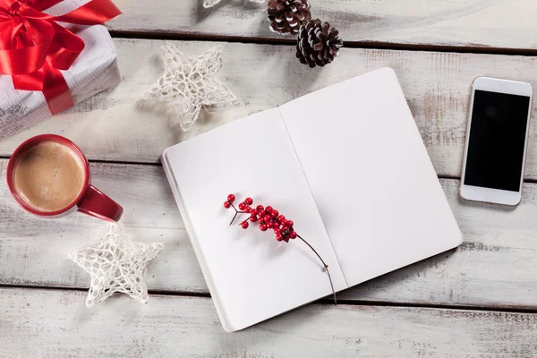 The open notebook on the wooden table with a phone — Φωτογραφία Αρχείου