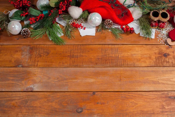 A mesa de madeira com decorações de Natal — Fotografia de Stock
