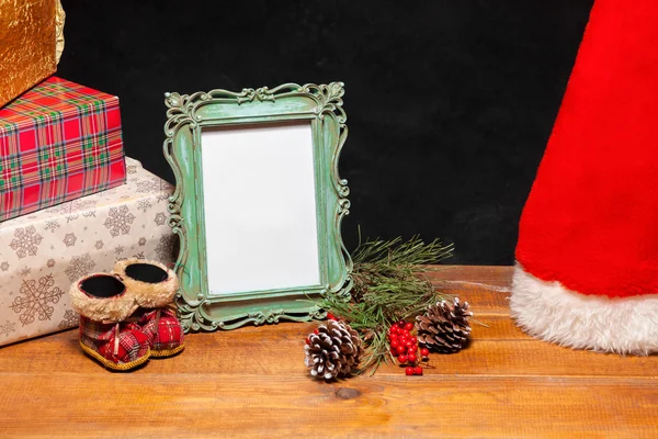 A mesa de madeira com decorações de Natal — Fotografia de Stock