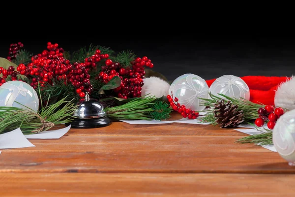 A mesa de madeira com decorações de Natal — Fotografia de Stock