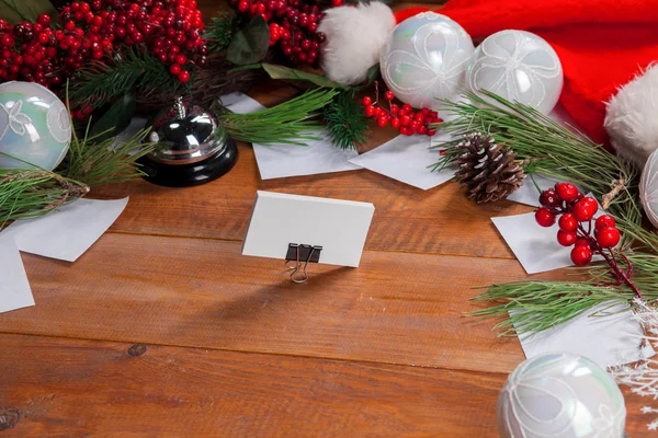 A mesa de madeira com decorações de Natal — Fotografia de Stock