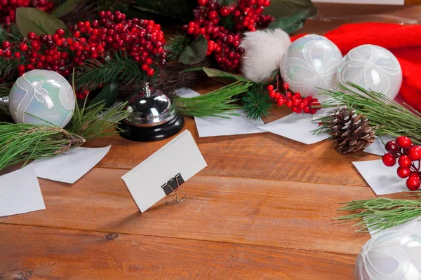 De houten tafel met kerstversiering — Stockfoto