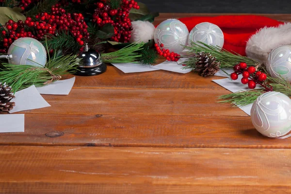 Dřevěný stůl s vánoční ozdoby — Stock fotografie