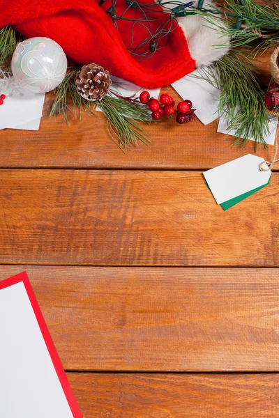 Noel süslemeleri ile ahşap masa — Stok fotoğraf